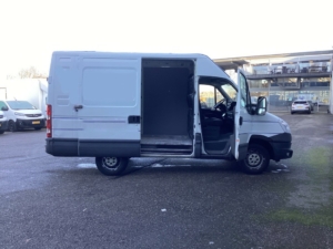 Iveco Daily Van 35S13V 2.3 EU5/ 3.5T capacité de remorquage/ Sièges Gev./ 270gr. Portes/ Caméra/ Climatisation/ Croisière