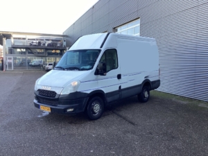 Iveco Daily Van 35S13V 2.3 EU5/ 3.5T capacité de remorquage/ Sièges Gev./ 270gr. Portes/ Caméra/ Climatisation/ Croisière