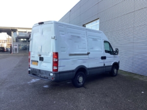 Iveco Daily Van 35S13V 2.3 EU5/ 3.5T capacité de remorquage/ Sièges Gev./ 270gr. Portes/ Caméra/ Climatisation/ Croisière